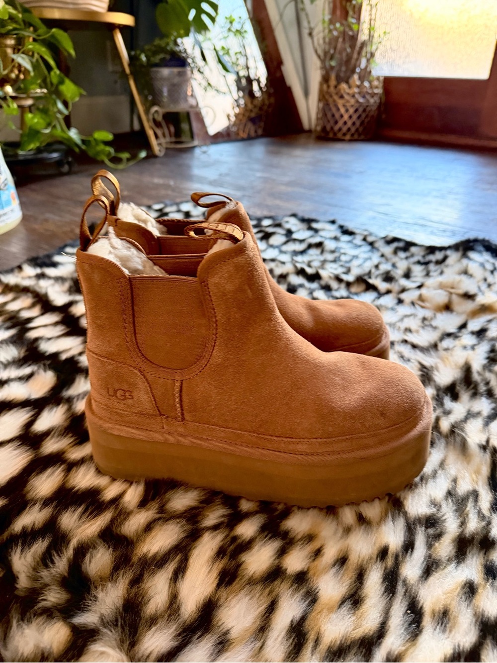 Women size 8 UGG platform boots